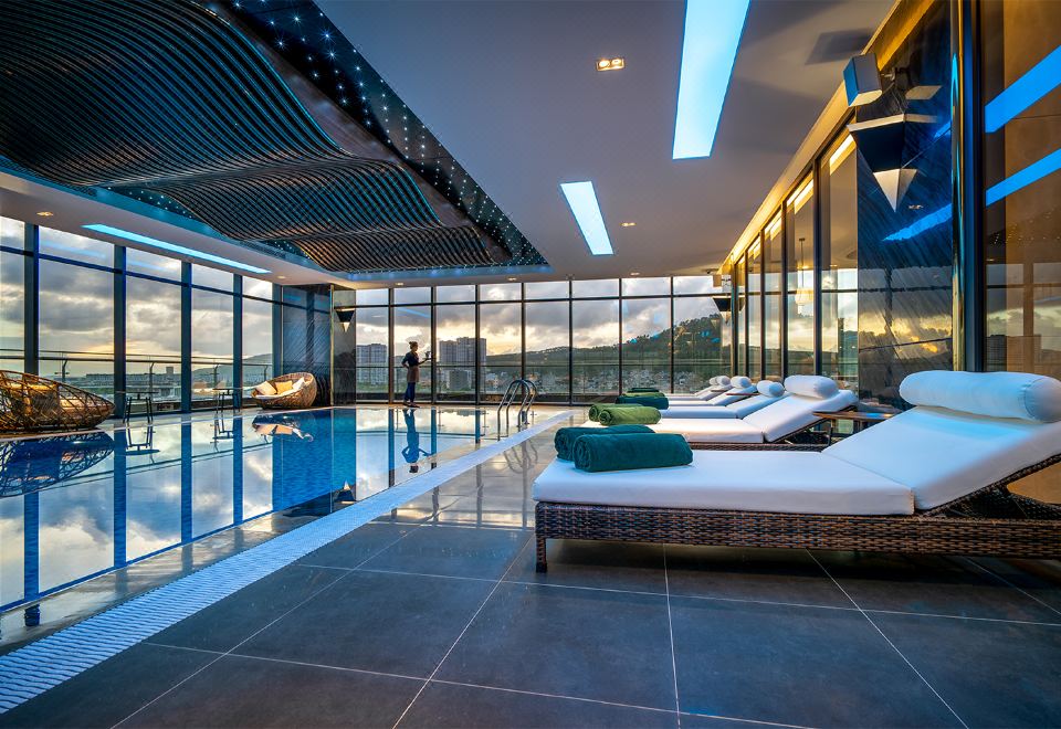 Khách sạn DeLaSea Hạ Long - Modern Bayview Escape Khách sạn 5 sao Quảng Ninh