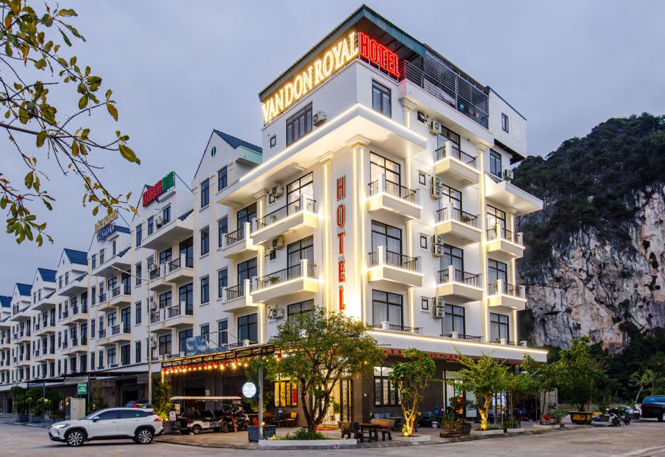 Van Don Royal Hotel Khách sạn gần Vân Đồn